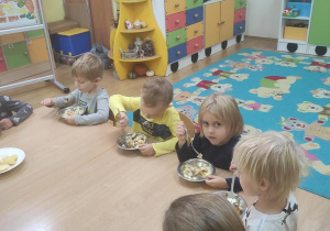 Dzieci zjadają wykonaną przez siebie sałatkę.