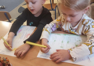 Oluś i Oliwia rysują listy dla rodziców.