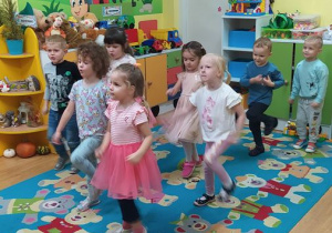 Dzieci na zajęciach tanecznych