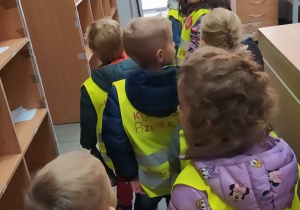 Dzieci zwiedzają Urząd Pocztowy
