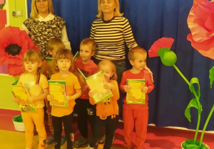 Dzieci z grupy Żuczki z Panią Dyrektor, wychowawczynią E. Stankiewicz oraz dyplomami i nagrodami za udział w konkursie