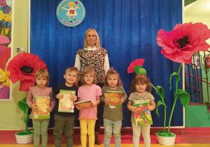 Dzieci z grupy Motylki z Panią Dyrektor,dyplomami i nagrodami za udział w konkursie