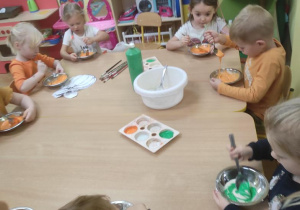 Dzieci barwią i mieszają produkty na "rosnące farby".