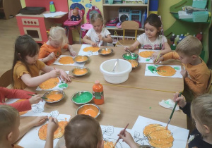 Dzieci malują sylwety dni "rosnącymi farbami".