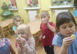 Dzieci oglądają i próbują cukinię.