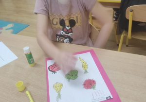 Lila pokolorowała warzywa wg. kodu.