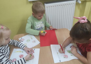 Dzieci kolorują warzywa wg. kodu.
