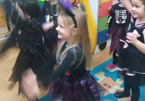 Dzieci podczas zabawy tanecznej