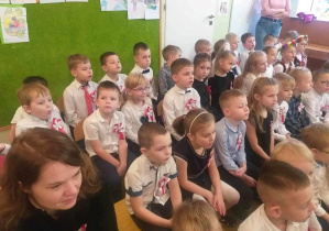 Dzieci na widowni podczas występów.