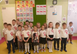 Dzieci przed rozpoczęciem śpiewania Hymnu Polski.