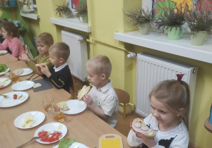 Dzieci zjadają kanapki.