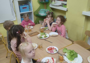 Dzieci zjadają kanapki.