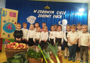 Dzieci z grupy Biedronki podczas uroczystości