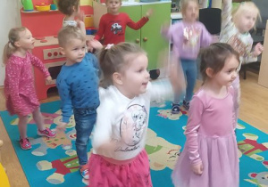 Dzieci na zajęciach tanecznych
