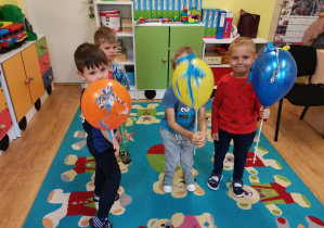Wojtuś, Leoś, Krzyś i Miłoszek trzymają balony