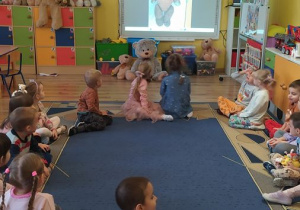 Dzieci poznają historię pluszowego misia