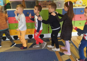 Dzieci tańczą do piosenki "Jadą misie"