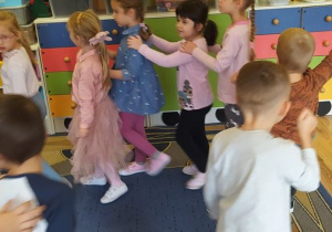Dzieci tańczą do piosenki "Jadą misie"