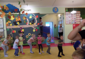 Dzieci tańczą krasnoludka