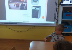 dzieci oglądają prezentację o sprzętach elektycznych