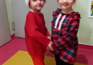 Zabawy dzieci - Oliwia i Oluś.
