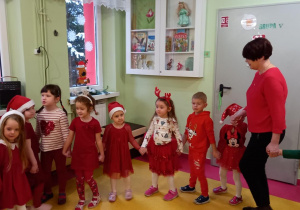 Dzieci Tańczą z p. wicedyrektor.
