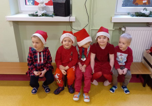 Dzieci czekają na Mikołaja.