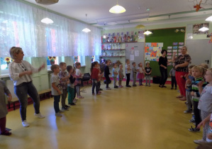 Dzieci w trakcie zabaw tanecznych