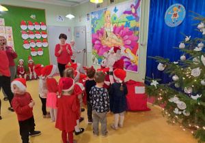 Dzieci z grupy Motylki prezentują piosenkę dla Mikołaja.