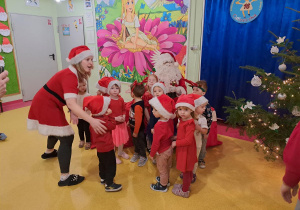 Dzieci z grupy Motylki prezentują piosenkę dla Mikołaja.