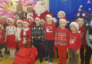 Dzieci podczas spotkania ze Świętym Mikołajem.