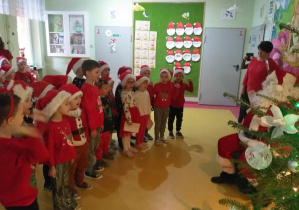 Dzieci wykonują piosenkę dla Mikołaja.