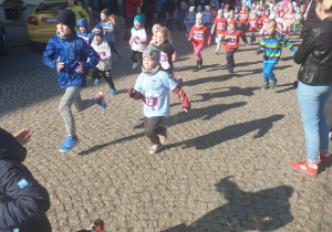 Dzieci w trakcie biegu