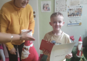 Wręczenie przez p. wicedyrektor A. Pietrzak dyplomów i upominków dla uczestników konkursu.