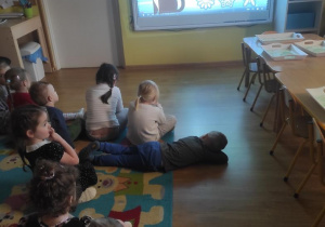 Dzieci oglądają prezentację "Jak powstaje śnieg?"