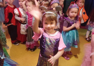 Dzieci na balu karnawałowym bawią się przy ulubionych zabawach taneczno - ruchowych.