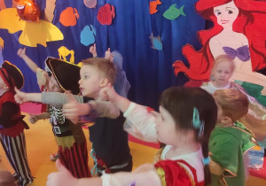 Dzieci na balu karnawałowym bawią się przy ulubionych zabawach taneczno - ruchowych.