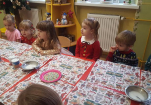 Dzieci przygotowują się do dekorowania pierników.