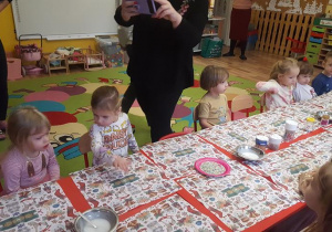 Dzieci przygotowują się do dekorowania pierników.