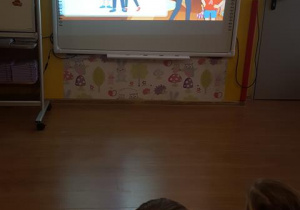 Dzieci oglądają film edukacyjny.