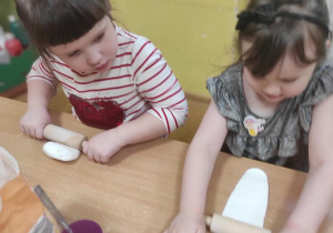 Dzieci wałkują masę porcelanową.