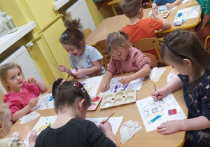 Dzieci malują farbami wybrane przez siebie zawody