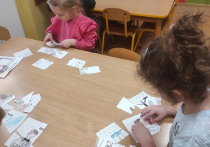 Dzieci układają puzzle z zawodami.