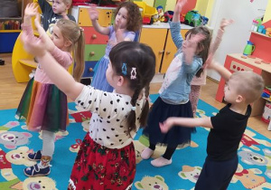 Dzieci podczas zajęć tanecznych