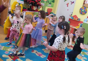 Dzieci podczas zajęć tanecznych