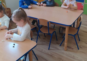 Dzieci lepią z plasteliny wybrane przez siebie ptaki zimujące w Polsce