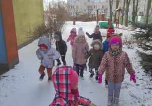 Dzieci na spacerze.