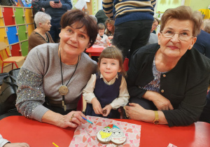 Lidia z Babciami podczas warsztatów cukierniczych.