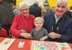 Alinka z Babcią i Dziadkiem podczas warsztatów cukierniczych.