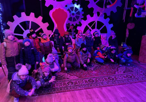 Zdjęcie grupowe dzieci w sali prezentów Świętego Mikołaja.